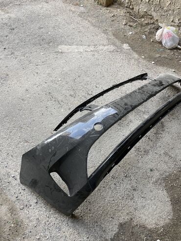 Bamperlər, buferlər: Qara rəngdə olan avtomobil bamperi. Zədəsi yoxdur və istifadəyə