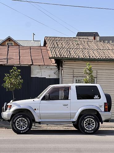 справа: Mitsubishi Pajero: 1992 г., 2.5 л, Автомат, Дизель, Внедорожник — 6