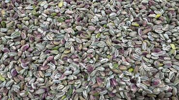 Сухофрукты, орехи, снеки: Очищенные фисташки, готовые к употреблению. Ядра имеют характерный — 6