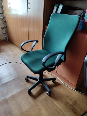 мебель офисная: Кресло-качалка, Офисное, Б/у