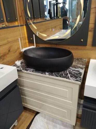 Məhəccərlər: Dəyirmi formalı qara rəngli keramika lavabo, səthə quraşdırma üçün