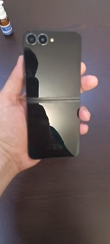 açılıb bağlanan telefonlar: Samsung Galaxy Z Flip7 FE, 256 GB, rəng - Qara, Barmaq izi — 5