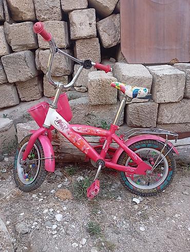 Velosipedlər: Winx dizaynlı, çəhrayı rəngdə uşaq velosipedi. Velosipeddə kiçik — 1