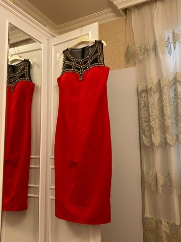 Kişi ayaqqabıları: Qırmızı kokteyl paltarı – bəzəkli yuxarı hissə - Stil: Bədənə oturan
