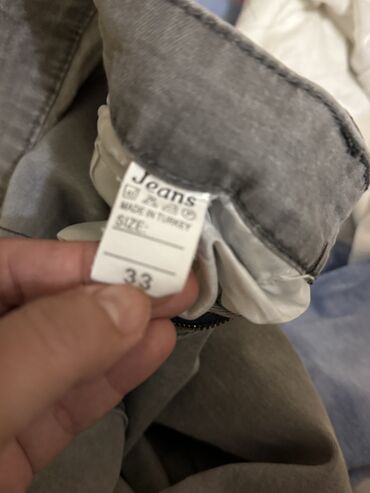 Köynəklər: Kişi köynəkləri,rubaşkaları S razmer,şalvarlar 34 razmerdilər.33 — 9