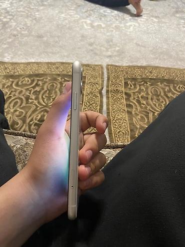 Apple iPhone: IPhone 11, Б/у, 128 ГБ, Белый, Чехол, 72 % — 4