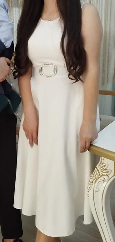 meta eynək: Ağ rəngli zərif qadın donu - Model: midi uzunluqda, A-kəsim ətəkli - — 1