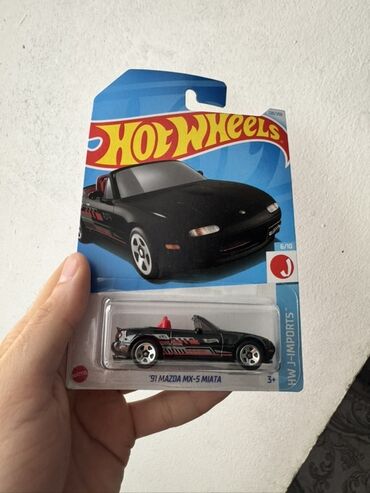 Avtomobil modelləri: Hot Wheels-dən '91 Mazda MX-5 Miata model avtomobili. Qara rəngdə, yan