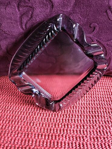 Ostali kućni dekor: Pepeljara vintaz nova,puno staklo. Visina. 2cm — 6