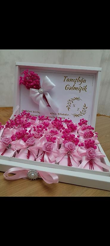 nisan tortu sekilleri: Zərif nişan/tanışlıq xonçası – dekorativ hədiyyə dəsti - Ağ taxta — 1
