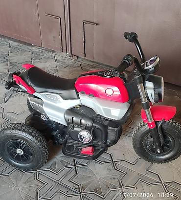 Uşaq üçün elektrik maşınları: Uşaq elektrik üçtəkərli motosiklet - Rəng: qırmızı/qara-gümüş — 2