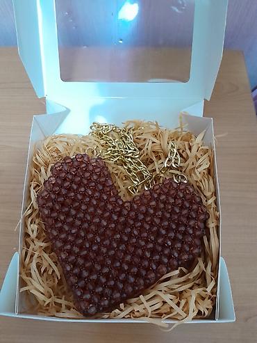 - Məhsul: Ürək formalı çanta - Material: Qəhvəyi şəffaf boncuklardan