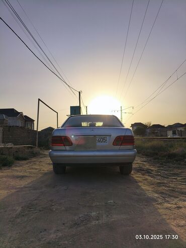 Mercedes-Benz: Mercedes-Benz E-Class: 2.3 l | 1995 il Sedan — 9