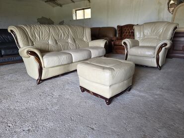 Ostali nameštaj: Elegantan trodijelni set za sjedenje u krem boji, presvučen kožom. Set — 3