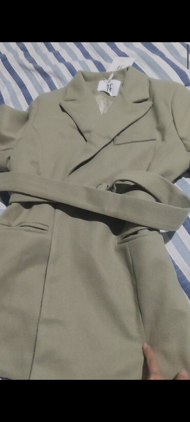 дизайнеры свадебных платьев: Женское пальто- серого оттенка размер м - Фасон: прямой силуэт с