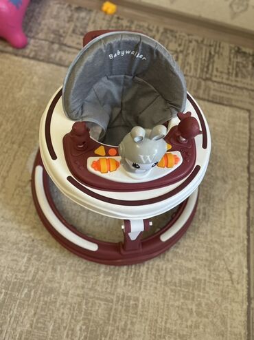 самалет игрушка: Детский ходунок Babywalker в отличном состоянии Цвет: бордовый/белый