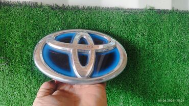 Подкрылки, брызговики, защита днища: Решетка радиатора Toyota 2015 г., Б/у, Оригинал