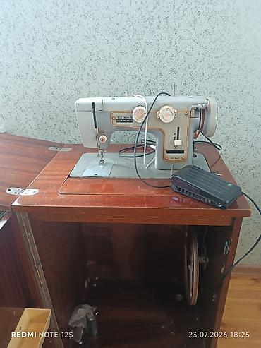 Elektrik ayaq pedallı tikiş maşını və taxta dolablı masa komplekti