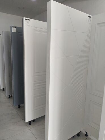hamam qapları: Ağ rəngli qapı, müasir dizaynı ilə fərqlənir. Qapının üzərində həndəsi
