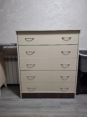 Beş çekmecəli komod - Rəng və material: Ön panellər krem tonunda, yan