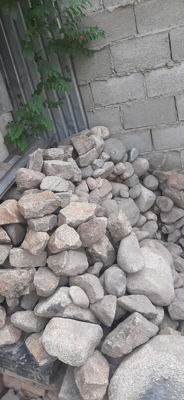 Другие строительные материалы: Камни для фундамента самый раз 
Примерно 2 тонны