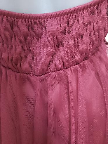 aksa: Elegantna haljina u boji vina/burgundi. - Gornji deo: bogata čipka sa — 2