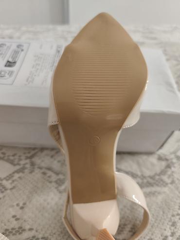 miu miu papuce cena: NOVO. Elegantne ženske sandale na štiklu u nude/bež nijansi. Model je — 5