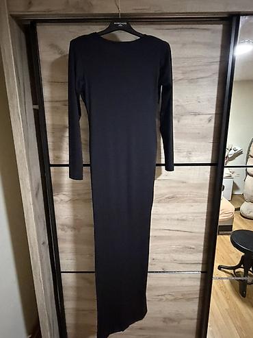 cizme givenchy: Elegantna crna duga haljina sa dugim rukavima. - Model: maxi dužina — 2