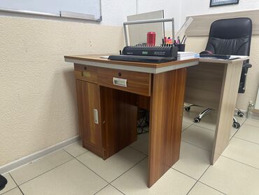 мебель для дома: Кеңсе үчүн үстөл, Колдонулган, Жөндөлбөй турган, түсү - Күрөң, Тик бурчтуу, Өзү алып кетүү