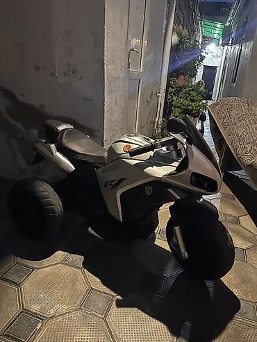 yamaha r3: Uşaq elektrikli üçtəkərli motosiklet - Rəng: ağ/qara, idman üslubunda — 1