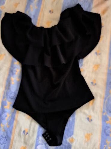 Kompleti: Ženska modna garderoba – set - Crni bodi sa volanima: off-shoulder — 1