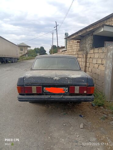 авторазбор грузовых авто: Dördqapılı qara avtomobil, klassik sedan üslubunda, dörd təkəri olan