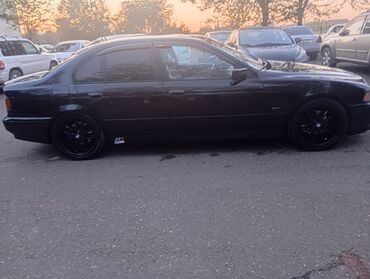 bmv 39 kuza: Bu, dörd qapılı, qara rəngli BMW E39 sedandır. Avtomobil qara rəngli