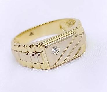 Серьги: Пара элегантных золотистых сережек с английским замком. Каждая сережка — 8