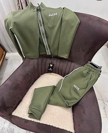 ženske pantalone i prsluk: Ženski komplet trenerke Guess – gornji deo + donji deo - Moderan — 3