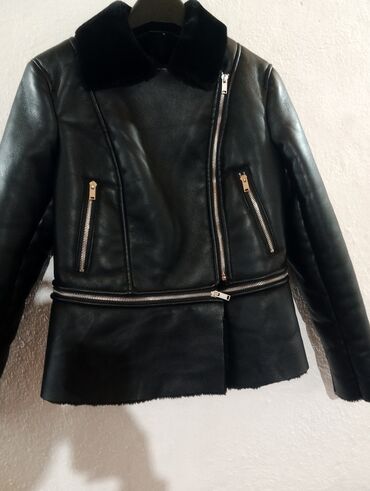 женские куртки российского производства: Женская куртка‑дублёнка из чёрной кожи с меховой отделкой