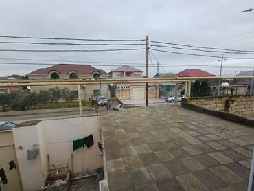 Həyət evləri və villaların satışı: Satılır: həyət evi - 2 mərtəbəli, bütöv hasarlı həyət evi - Küçə — 10