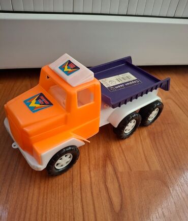 Oyuncaqlar: Uşaq oyuncağı. Kamaz. işlək vəziyyətdədir istifadə edilə bilər. 3,4