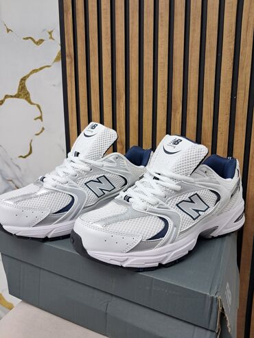 Кроссовки и спортивная обувь: Кроссовки New Balance 530 в белом цвете с серебристыми и темно-синими at lalafo.kg Кроссовки и спортивная обувь: Кроссовки New Balance 530 в белом цвете с серебристыми и темно-синими