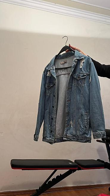 Kişi geyimləri: Unisex cins gödəkcə - Klassik açıq mavi denim parça - Ön tərəfdə — 1