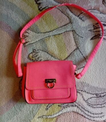 Pink torbica u super stanju. Sada je na akciji