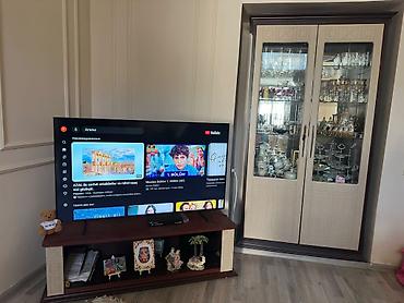 Vitrin şkafı və TV stendi dəsti - Dəst iki hissədən ibarətdir: şüşəli
