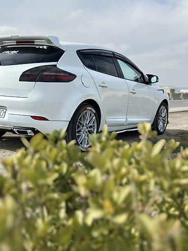 vaz 2109 samara: Renault Megane hetçbek, ağ rəngdə təqdim olunur. Avtomobilin xarici — 10