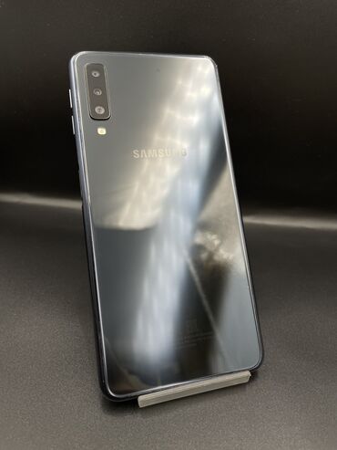 трещина но работает: Samsung Galaxy A7 2018, Б/у, 64 ГБ, цвет - Черный, 1 SIM, 2 SIM