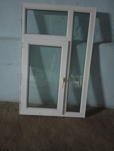 Ağcaqanad torları: Ağ rəngdə, iki bölməli PVC pəncərə. Pəncərənin sol tərəfində yuxarı