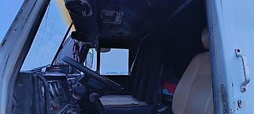kamaz kabini: KAMAZ yük maşını – iri həcmli qapalı konteynerli - Marka/model: KAMAZ — 3