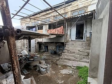 daşkəsən: Satılır: qədim üslublu həyət evi Xüsusiyyətlər: - 1 mərtəbə, hündür — 1