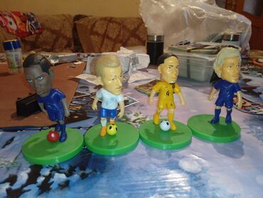Oyuncaqlar: Futbol ulduzlarının kiçik fiqurları, hər biri komanda forması və topu