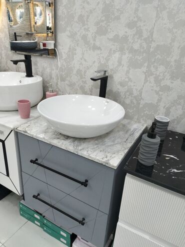hasar ustu jaluz: Ağ rəngdə, dairəvi formalı, tezgah üstü lavabo. Mərmər effektli
