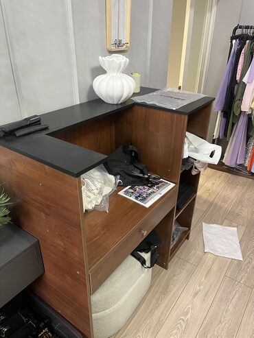 полка для сигарет бу: Продаю ресепшен В хорошем состоянии Пользовались месяц Делали под